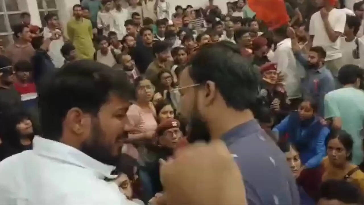 जेएनयू छात्रसंघ चुनाव से पहले छात्रों के बीच हिंसा, लेफ्ट और एबीवीपी कार्यकर्ताओं में टकराव
