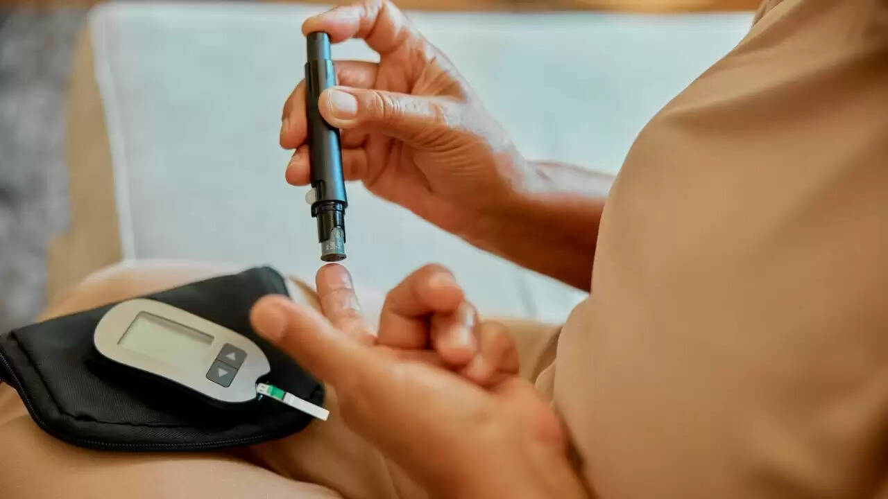 सर्दियों में ब्लड शुगर के बढ़ने के कारण और डायबिटीज मरीजों के लिए सावधानियां