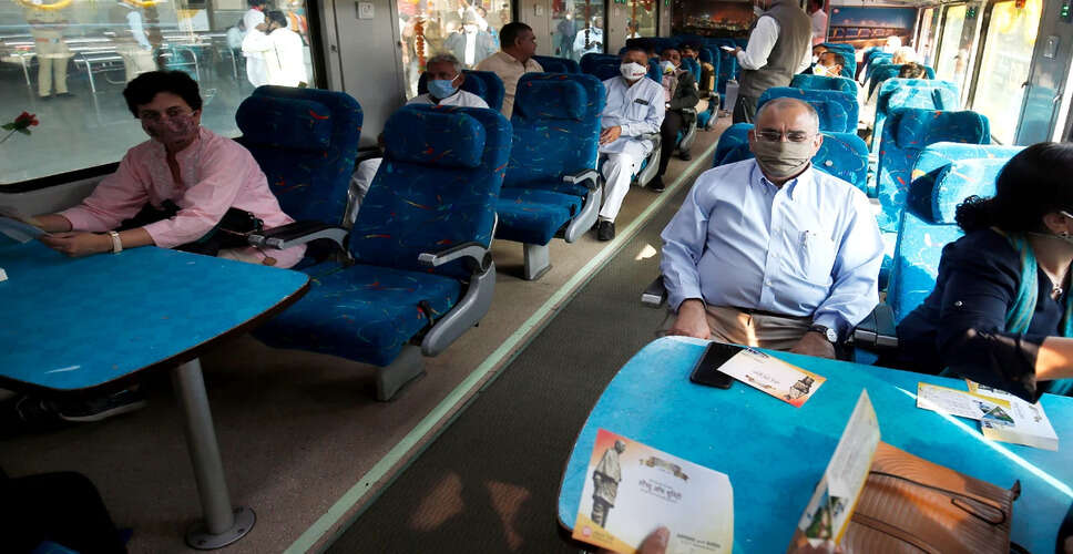 आगरा रेल डिवीजन ने सुरक्षा चूक के मामले में दो कर्मचारियों को निलंबित किया