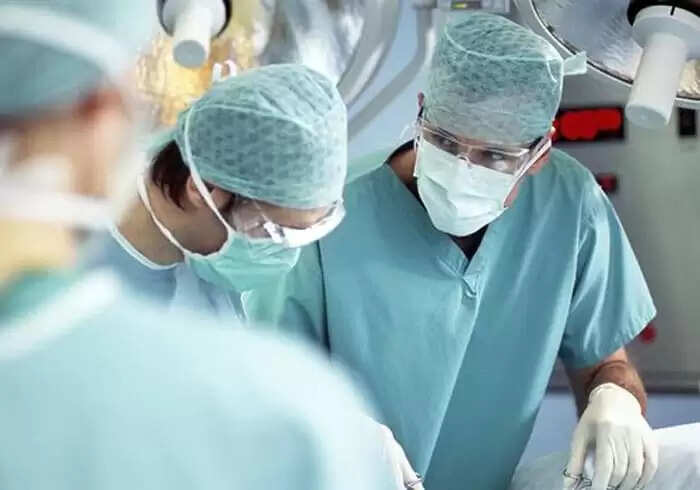 पुरुषों में ब्रेस्ट कैंसर: लक्षण, कारण और उपचार