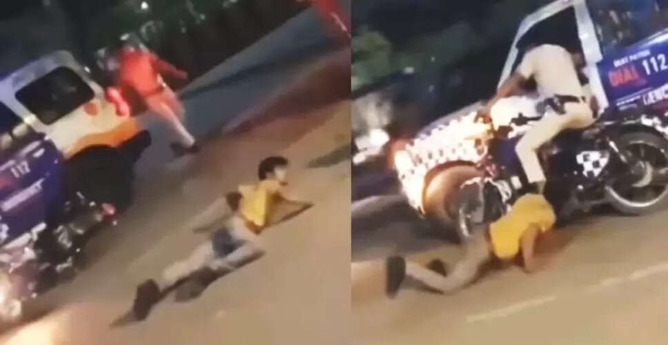 पुलिसवाले को नाग बनकर डराने वाला अनोखा वीडियो वायरल