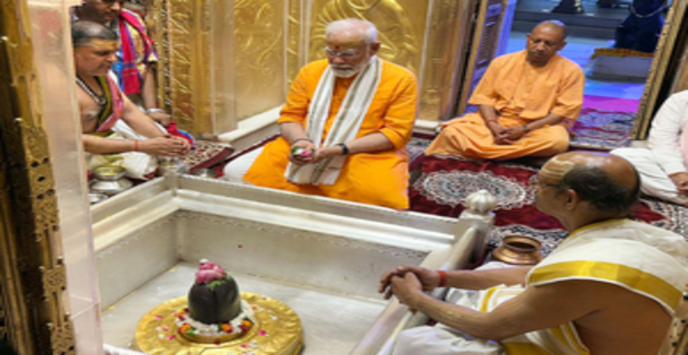 दिव्य काशी में भव्य रोड शो के बाद पीएम मोदी ने बाबा विश्वनाथ धाम में लगाई हाजिरी