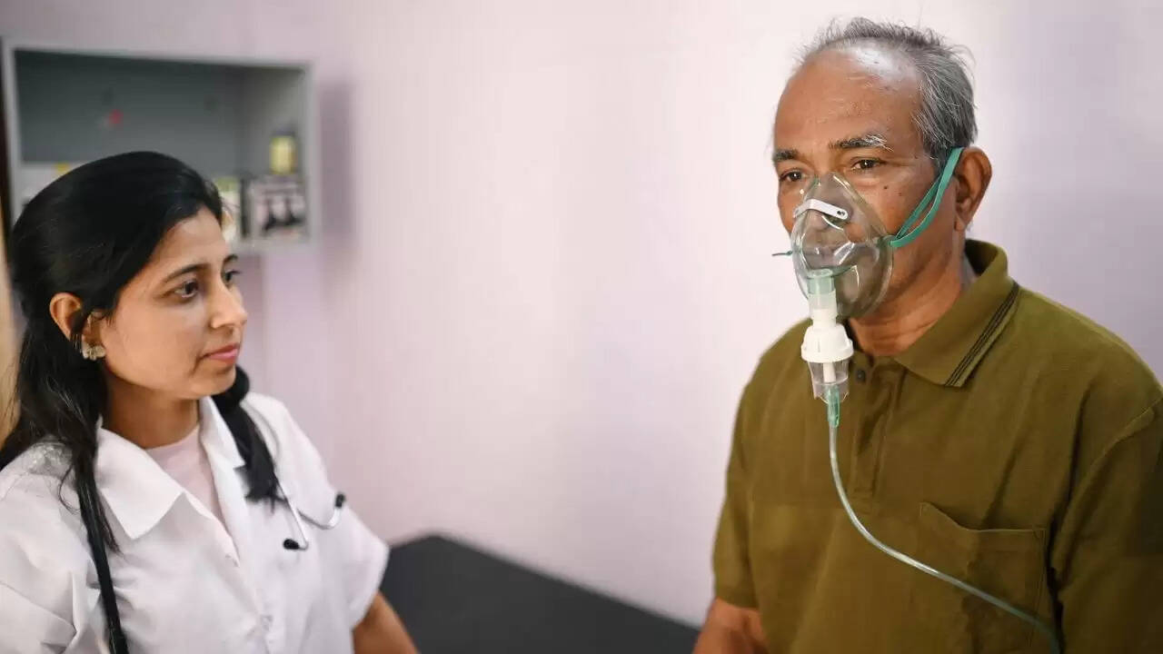 दिल्ली में बढ़ते प्रदूषण से अस्थमा मरीजों को हो रही कठिनाई, जानें डॉक्टरों की सलाह