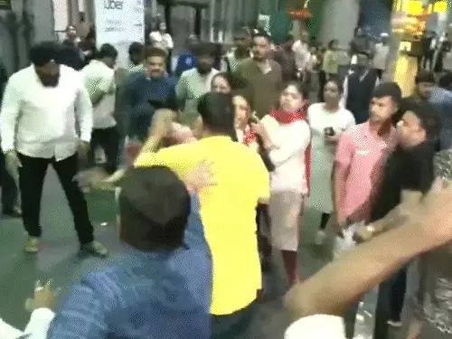 कोलकाता एयरपोर्ट पर TMC और BJP कार्यकर्ताओं के बीच हिंसक झड़प