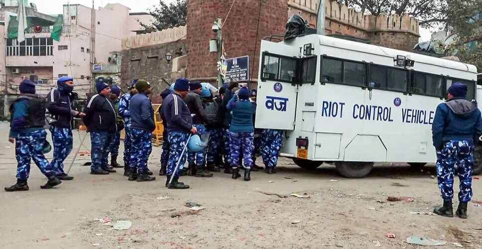 दिल्ली में अतिक्रमण रोधी अभियान के दौरान हिंसा, 30 प्रदर्शनकारी पहचान में आए