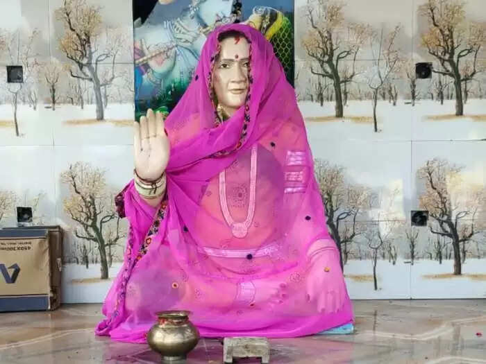 पति ने पत्नी की याद में बनवाया अनोखा मंदिर, चर्चा का विषय बना