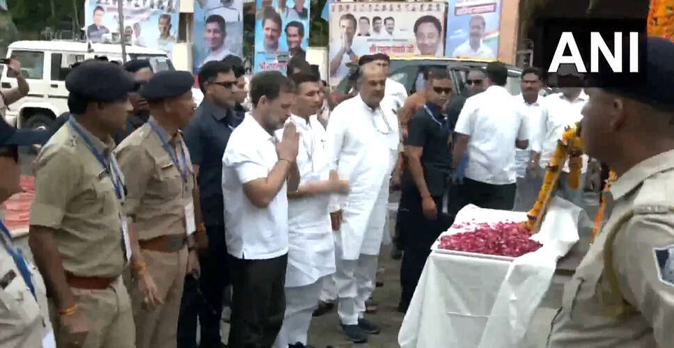 राहुल गांधी की इंदिरा गांधी की प्रतिमा पर पुष्पांजलि को लेकर विवाद