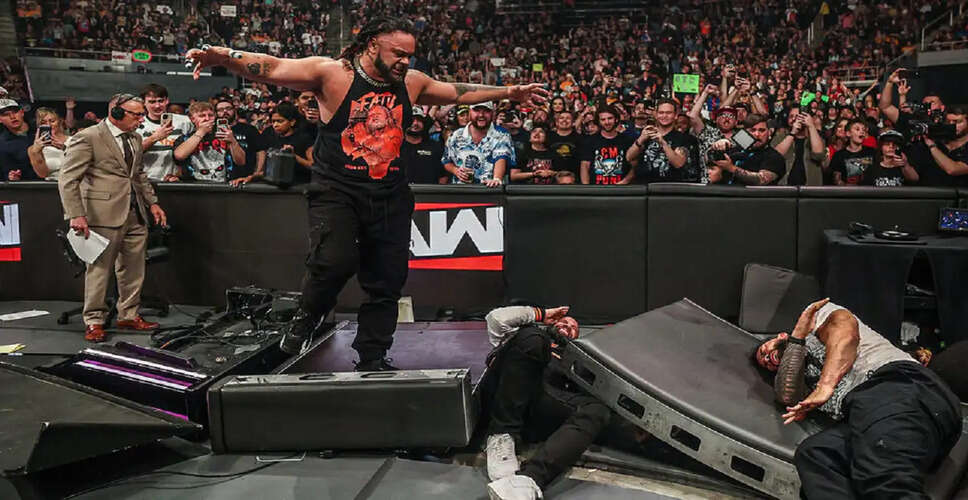 रोमन रेंस को WWE रॉ में चोट, जैकब फातू के खिलाफ मुकाबला जारी