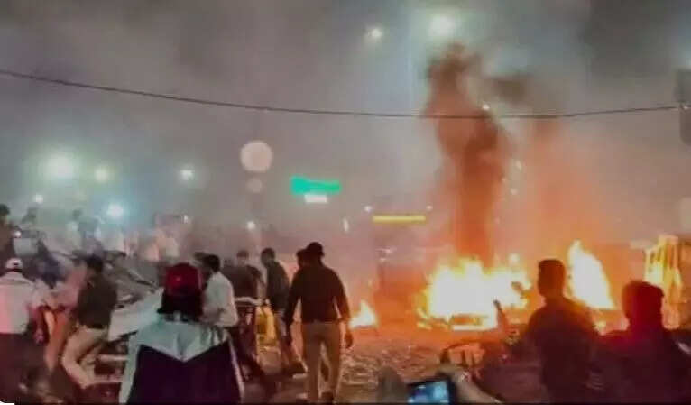 दिल्ली में कार विस्फोट: आतंकवादी साजिश का संदेह