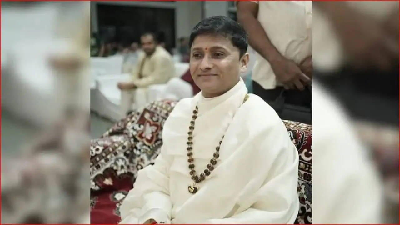 सूरत के आश्रम में नकली नोटों का मामला: रहस्यमय गतिविधियों की जांच