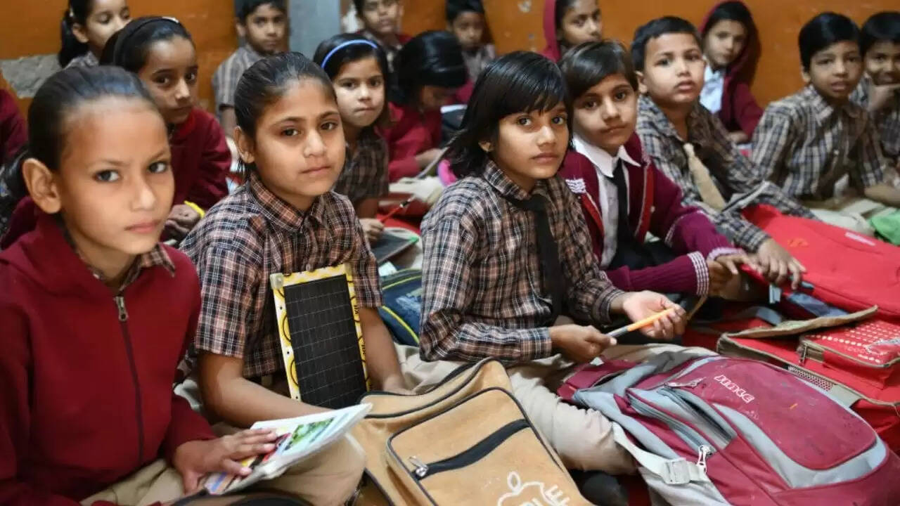 उत्तर प्रदेश में छात्रों के लिए अखबार पढ़ना अनिवार्य, शिक्षा विभाग का नया आदेश