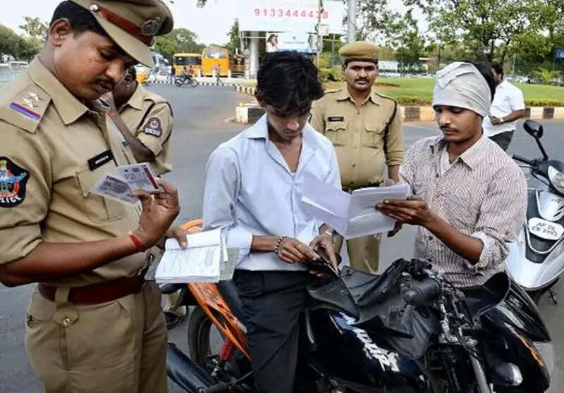 मानवता की मिसाल: बेटे ने मां का मंगलसूत्र बेचकर पिता का चालान भरा