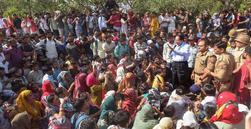 सामवर्धन मोथरसन ने नोएडा में श्रमिक विरोध पर दी जानकारी