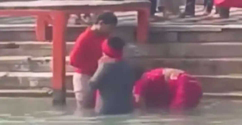 हरिद्वार में मां-बाप की ममता ने किया सबको हैरान, बेटे की मौत के बाद भी किया गंगा स्नान