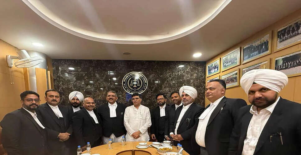 भाजपा के सुभाष शर्मा ने पंजाब एवं हरियाणा उच्च न्यायालय में अधिवक्ताओं से की चर्चा