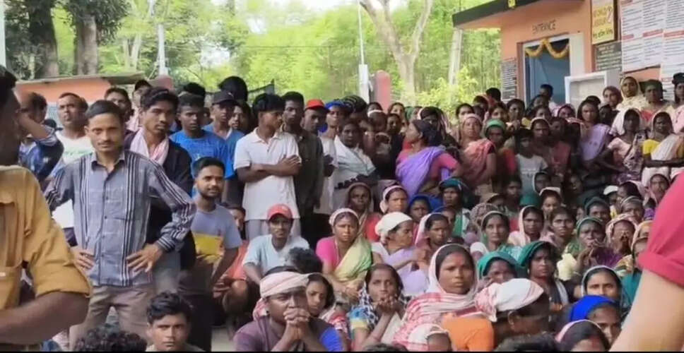 चाय बागान श्रमिकों का प्रदर्शन: वेतन कटौती के खिलाफ आवाज उठाई