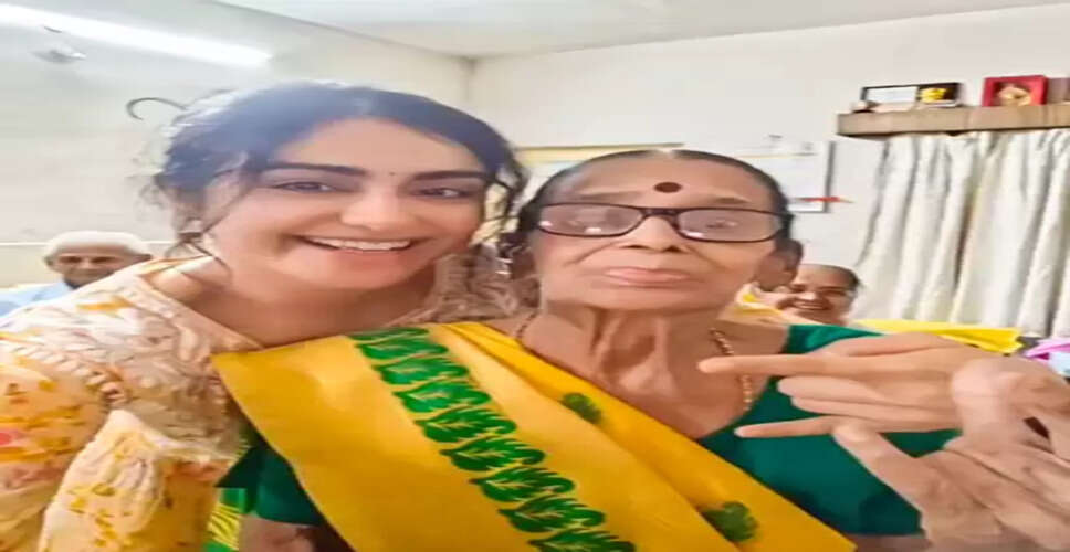 'द केरल स्टोरी' की अदा शर्मा ने नानी के 106वें जन्मदिन पर संभाला कैमरा, बनाया दिन को यादगार