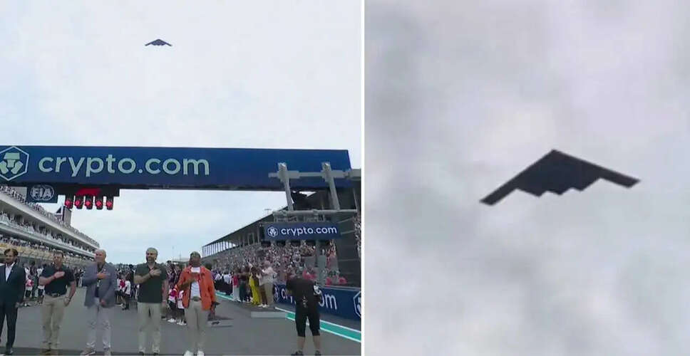 अमेरिकी B-2 बमवर्षक का मियामी F1 ग्रां प्री के ऊपर उड़ान भरना