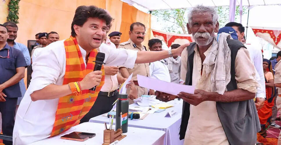 ज्योतिरादित्य सिंधिया ने मुंगावली में जनसुनवाई के दौरान समस्याओं का समाधान किया