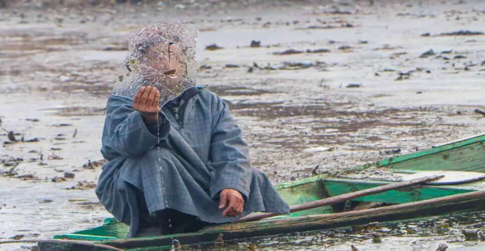 श्रीनगर में कड़ाके की ठंड, डल झील आंशिक रूप से जमी
