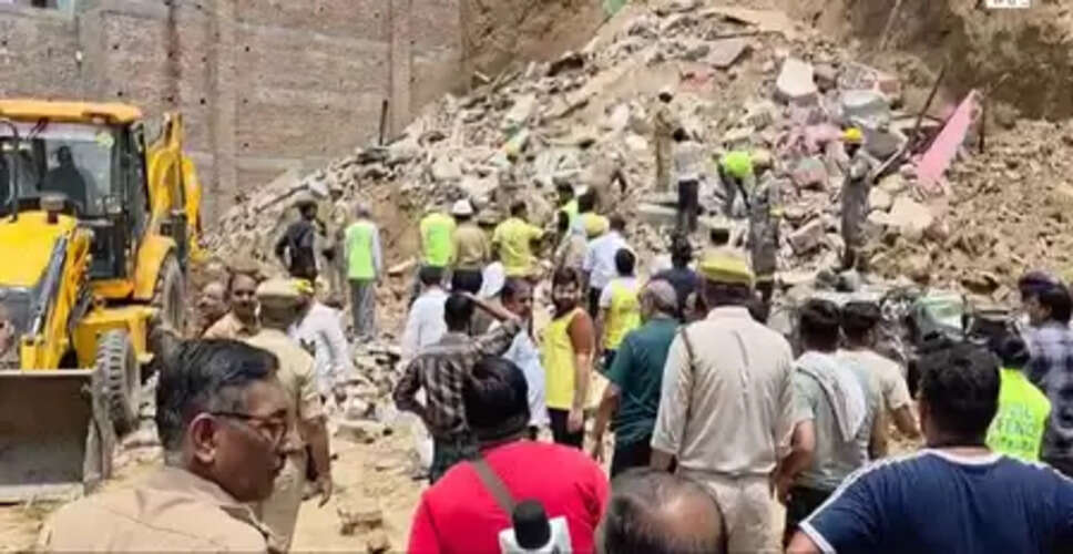 मथुरा में टीले पर बने मकान ढहे, कई लोग दबे; विधायक श्रीकांत शर्मा बोले - 'जिम्मेदार लोगों पर होगी कार्रवाई'