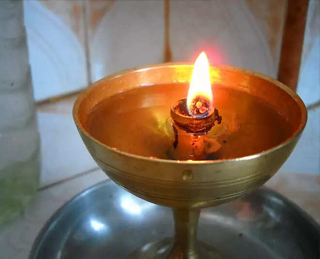 दीपक जलाने के सही तरीके: घी बनाम तेल