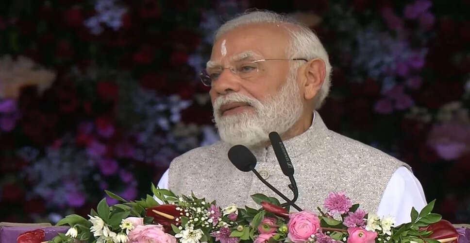 प्रधानमंत्री मोदी ने श्री सत्य साईं बाबा की जन्म शताब्दी समारोह में दी श्रद्धांजलि