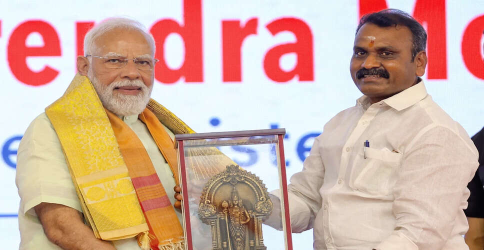 केंद्र सरकार पर हिंदी थोपने के आरोपों का जवाब देते हुए मुरुगन ने कहा