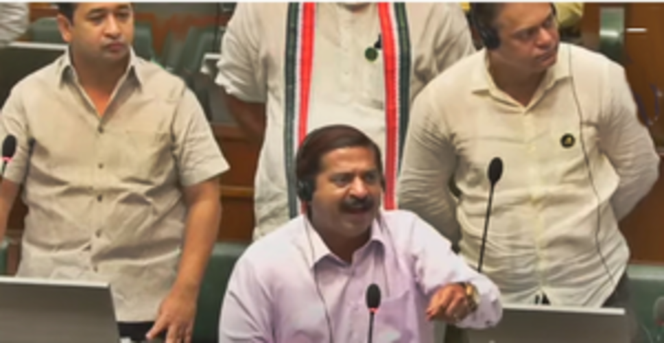 मराठा कोटा पर बैठक में विपक्ष के न आने पर विधानसभा में सत्ता पक्ष का हंगामा