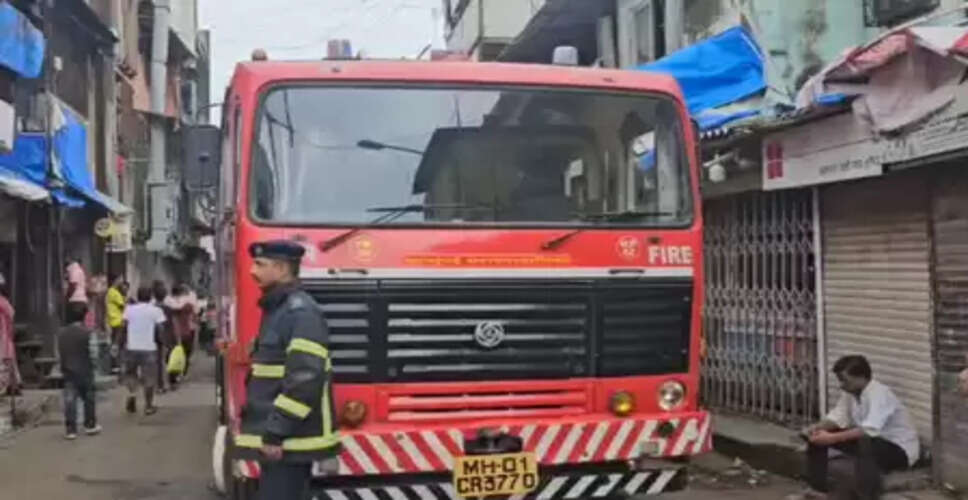 मुंबई : बांद्रा पूर्व में ढही तीन मंजिला चॉल, 7 लोग घायल, रेस्क्यू जारी