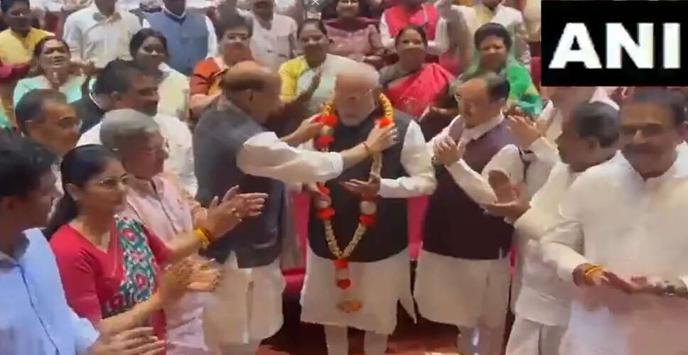 प्रधानमंत्री मोदी को एनडीए सांसदों द्वारा सम्मानित किया गया