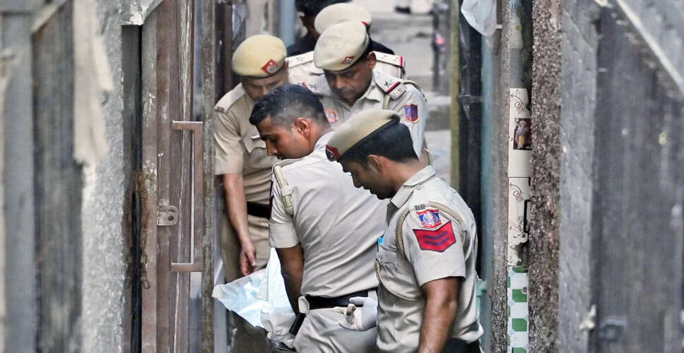 दिल्ली पुलिस ने आतंकवादियों के एक समूह को गिरफ्तार किया
