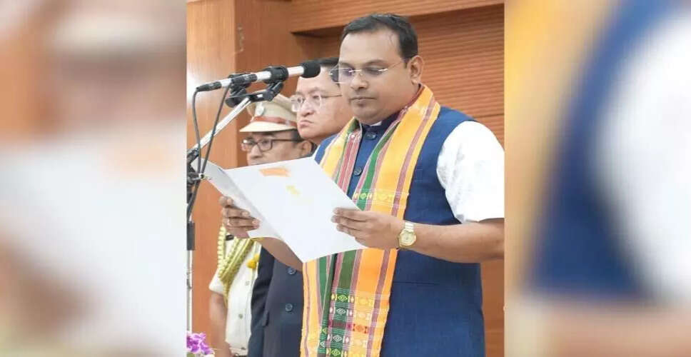 त्रिपुरा सरकार में नए मंत्री के रूप में किशोर बर्मन ने ली शपथ