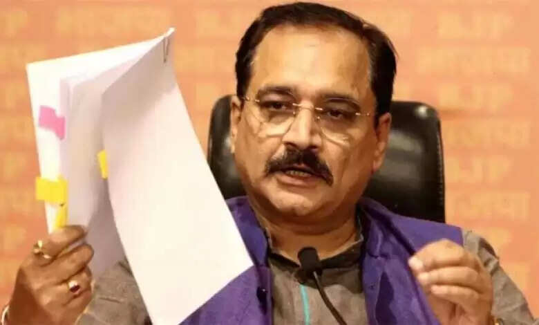 दिल्ली भाजपा अध्यक्ष ने केजरीवाल पर वायु प्रदूषण के मुद्दे पर गंभीर आरोप लगाए