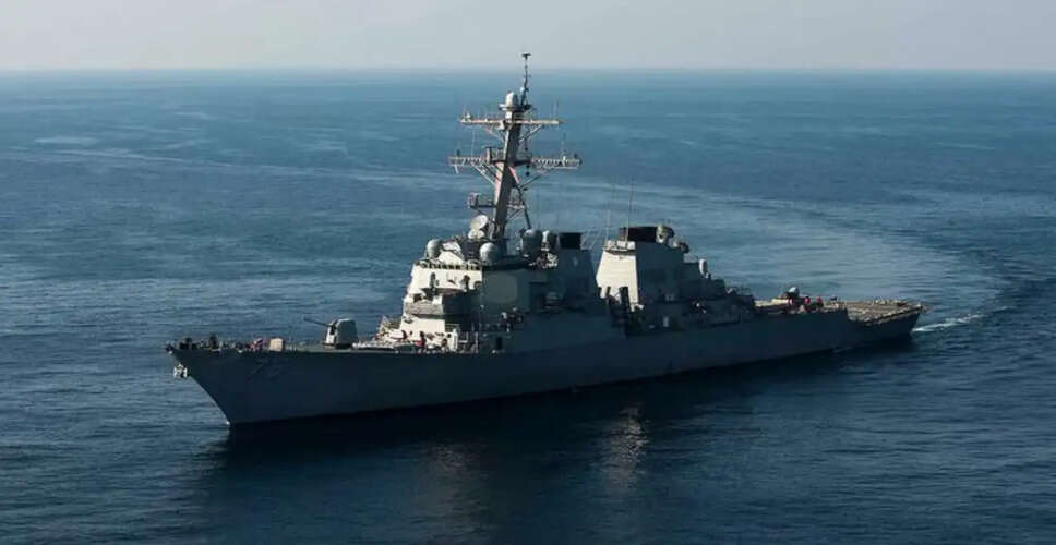 USS Higgins पर आग लगने से बिजली और प्रणोदन प्रणाली प्रभावित