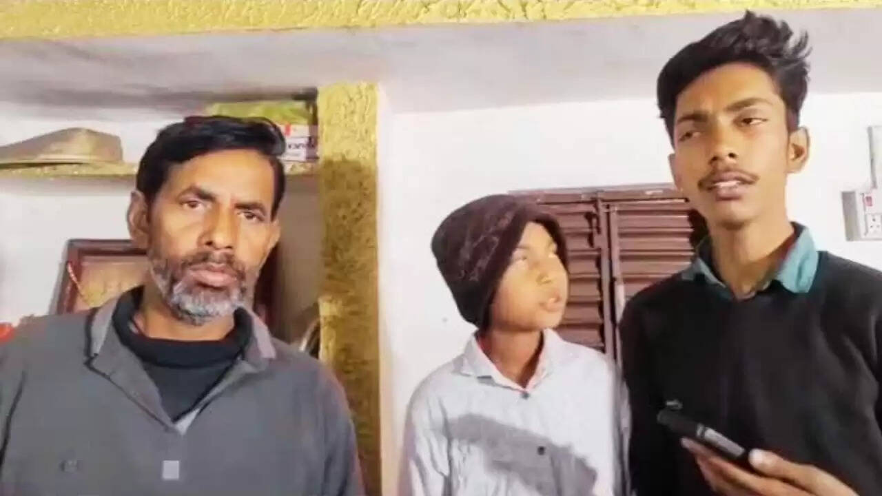 पिता और बेटों की सुरों की जुगलबंदी ने जीता दिल, देखें वायरल वीडियो