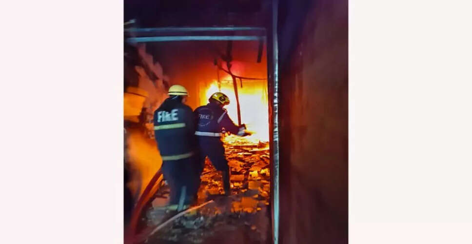 कोलकाता के खिदिरपुर में भीषण आग, 1300 से अधिक दुकानें जलकर खाक