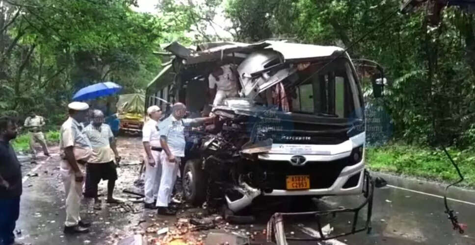 गोलाघाट में सड़क दुर्घटना में एक की मौत, 15 घायल