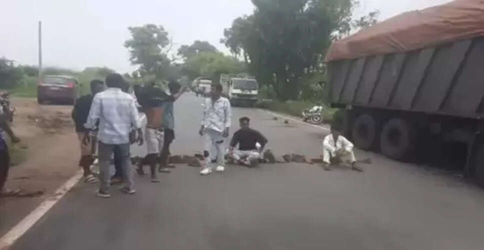 झारखंड : सरायकेला में सड़क किनारे खड़े हाइवा से टकराई बाइक, तीन युवकों की मौत