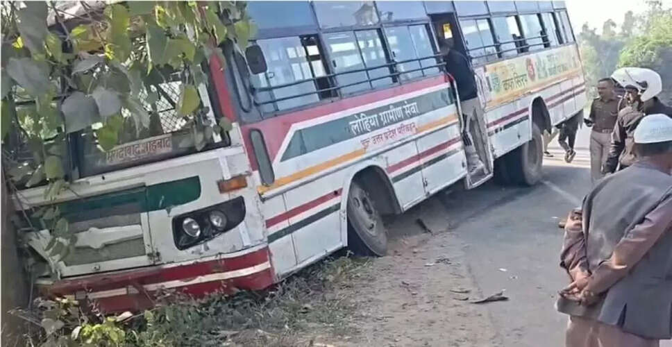 मुरादाबाद में बस दुर्घटना: तेज रफ्तार से टकराई बाइकों से, एक की मौत