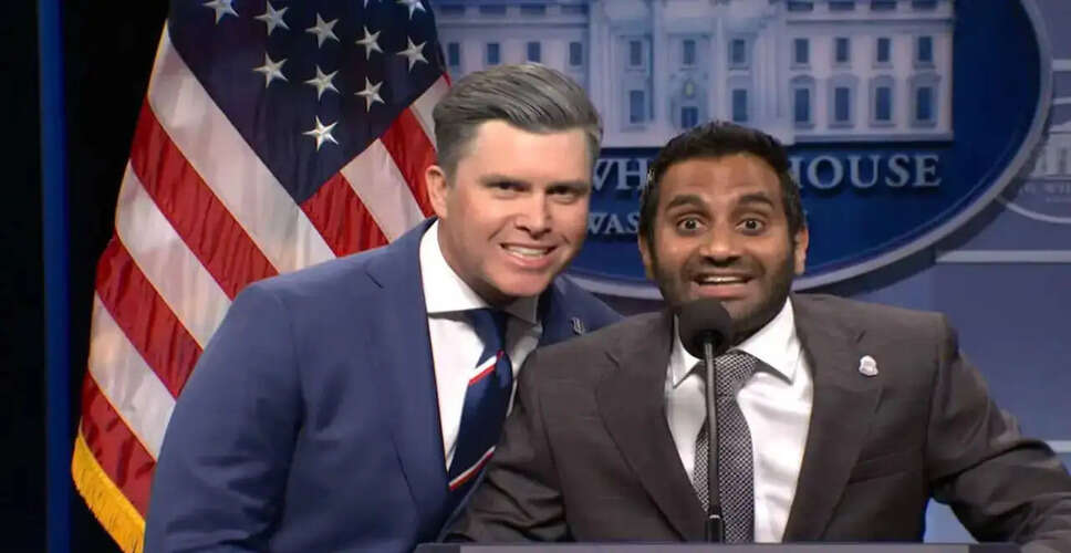 SNL पर Aziz Ansari का मजेदार प्रदर्शन: FBI निदेशक Kash Patel की भूमिका में