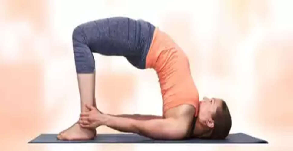 ऑफिस वालों के लिए वरदान है 'सेतुबंधासन', कमर और रीढ़ दर्द से मिलती है राहत