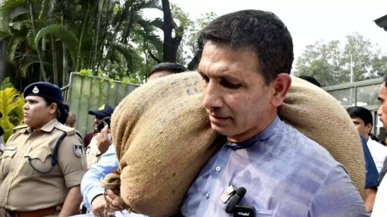 जीतू पटवारी का शिवराज सिंह चौहान के घर पर प्रदर्शन: किसानों की समस्याओं पर उठाई आवाज