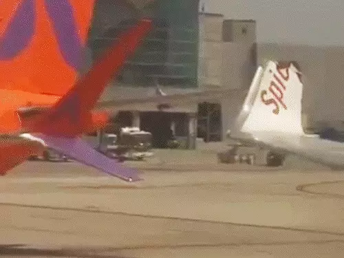 दिल्ली एयरपोर्ट पर दो विमानों की टक्कर, सभी यात्री सुरक्षित