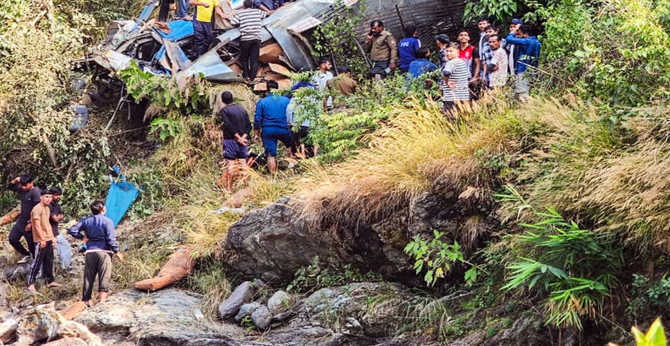 अल्मोड़ा में बस दुर्घटना: छह से सात लोगों की मौत की आशंका