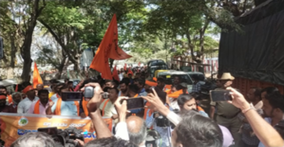 कर्नाटक: हनुमान ध्वज हटाने के विरोध में हिंदू संगठनों ने किया विरोध प्रदर्शन