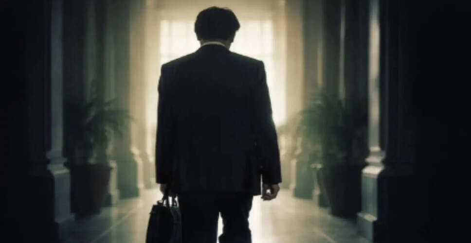 मनोज बाजपेयी की नई फिल्म 'गवर्नर: द साइलेंट सेवियर' का पहला पोस्टर जारी