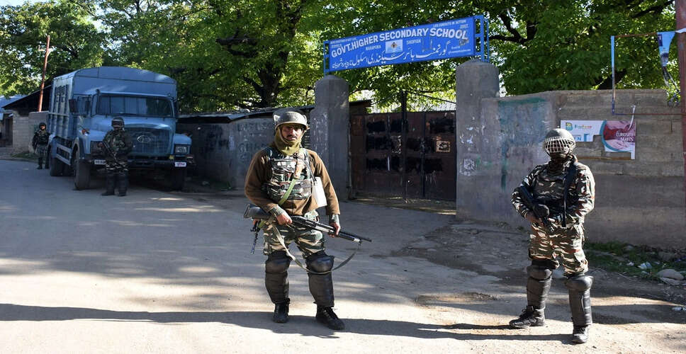 दक्षिण कश्मीर में सेना के दो कमांडो लापता, तलाशी अभियान जारी