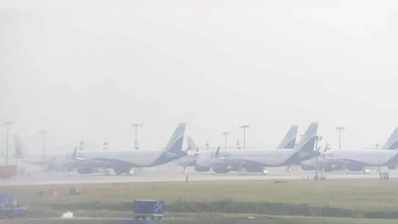 इंडिगो ने खराब मौसम के कारण 57 उड़ानें रद्द की, DGCA ने जारी की चेतावनी