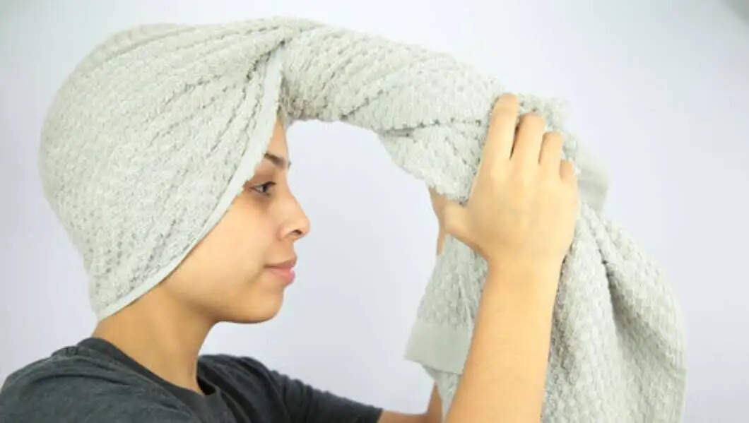 गीले बालों को तौलिए से बांधने के नुकसान: जानें क्यों है यह हानिकारक